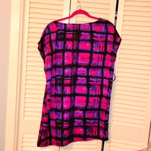 Like New Satin Short Sleeve Pink, Purple, Black printed Knee Length Shift Dress - Picture 6 of 8